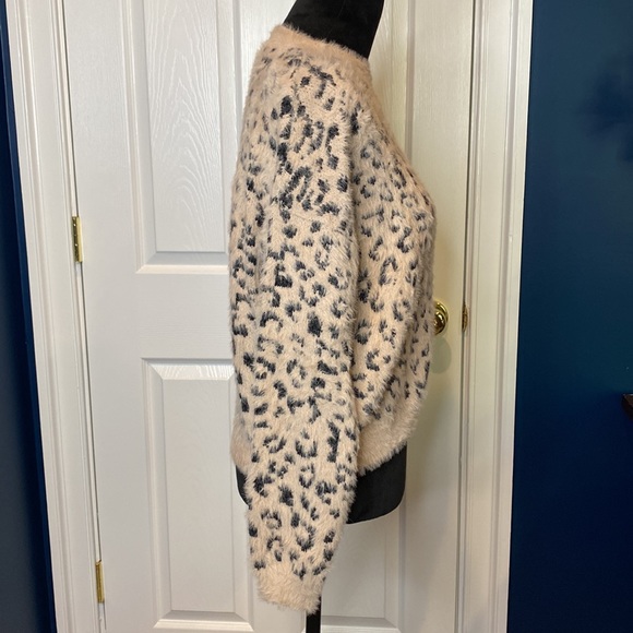 💜HOST PICK💜!!! Mi Ami Fuzzy Sweater size small - Picture 3 of 5